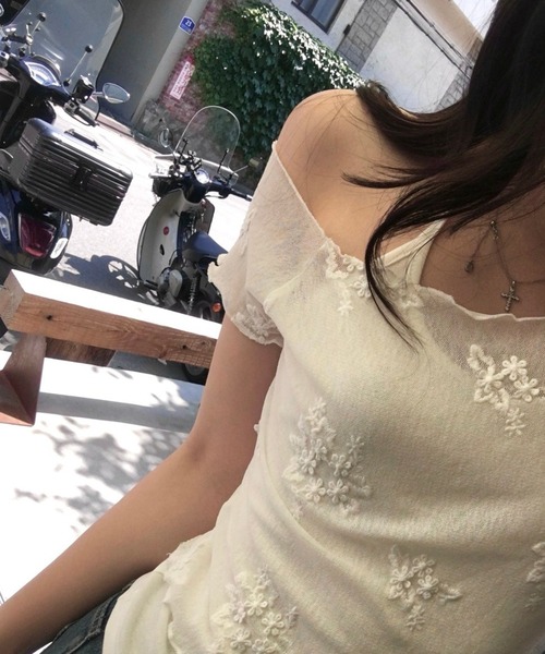 Doula Doula(ドゥーラドゥーラ)の「刺繍入りオフショルシアートップス&インナーキャミソールセット(Tシャツ/カットソー・レディース・ブラック/ホワイト・FREE)」の16枚目の写真
