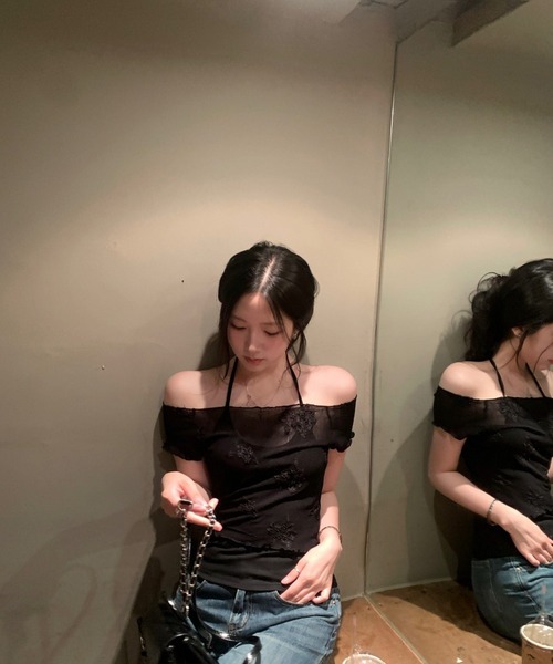 Doula Doula(ドゥーラドゥーラ)の「刺繍入りオフショルシアートップス&インナーキャミソールセット(Tシャツ/カットソー・レディース・ブラック/ホワイト・FREE)」の19枚目の写真