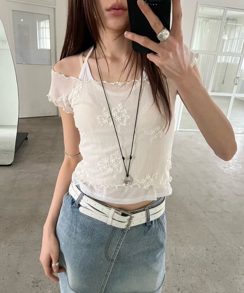 Doula Doula(ドゥーラドゥーラ)の「刺繍入りオフショルシアートップス&インナーキャミソールセット(Tシャツ/カットソー・レディース・ブラック/ホワイト・FREE)」の3枚目の写真