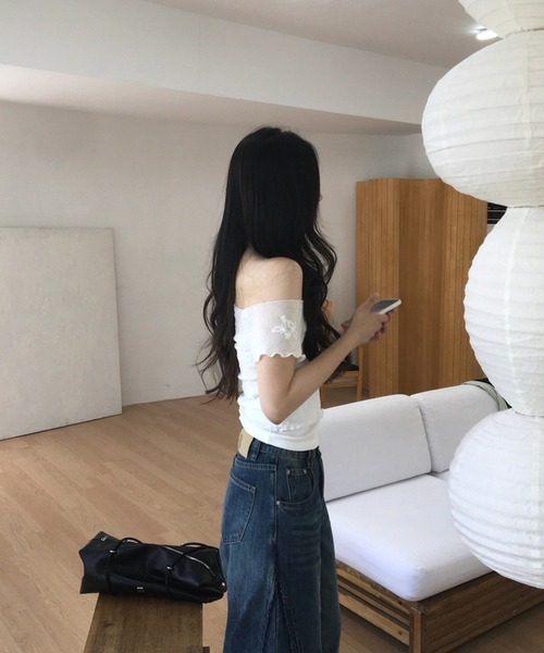 Doula Doula(ドゥーラドゥーラ)の「刺繍入りオフショルシアートップス&インナーキャミソールセット(Tシャツ/カットソー・レディース・ブラック/ホワイト・FREE)」の4枚目の写真