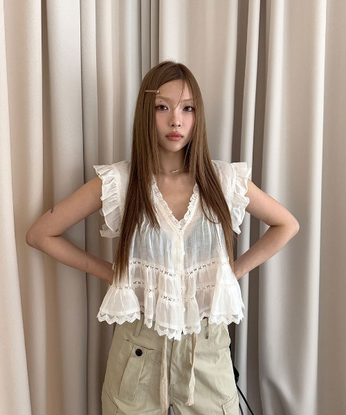 FAVORITO(ファヴォリート)の「フリルVネックブラウス(シャツ/ブラウス・レディース・ブラック/オフホワイト・F)」の2枚目の写真