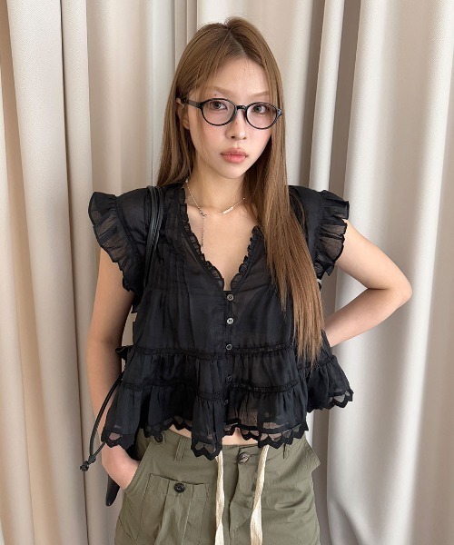 FAVORITO(ファヴォリート)の「フリルVネックブラウス(シャツ/ブラウス・レディース・ブラック/オフホワイト・F)」の1枚目の写真