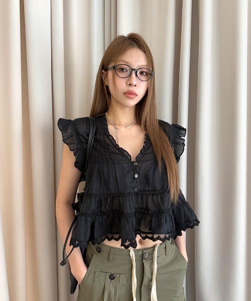FAVORITO(ファヴォリート)の「フリルVネックブラウス(シャツ/ブラウス・レディース・ブラック/オフホワイト・F)」の10枚目の写真