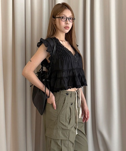 FAVORITO(ファヴォリート)の「フリルVネックブラウス(シャツ/ブラウス・レディース・ブラック/オフホワイト・F)」の11枚目の写真