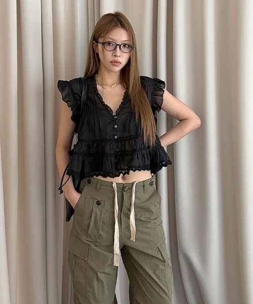 FAVORITO(ファヴォリート)の「フリルVネックブラウス(シャツ/ブラウス・レディース・ブラック/オフホワイト・F)」の12枚目の写真