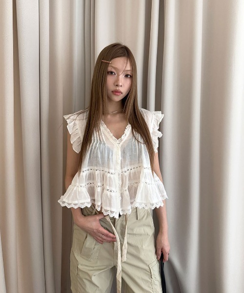 FAVORITO(ファヴォリート)の「フリルVネックブラウス(シャツ/ブラウス・レディース・ブラック/オフホワイト・F)」の4枚目の写真