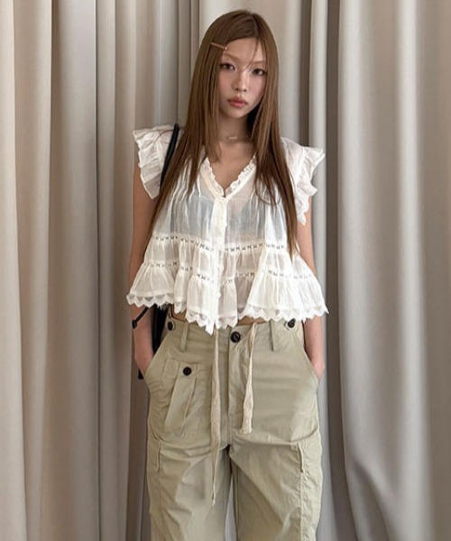 FAVORITO(ファヴォリート)の「フリルVネックブラウス(シャツ/ブラウス・レディース・ブラック/オフホワイト・F)」の6枚目の写真