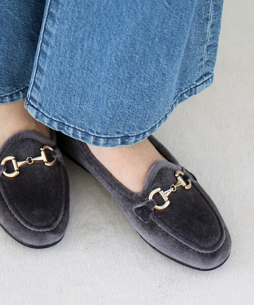 ALBEROLA（アルベローラ）の「【ALBEROLA / アルベローラ】ベロア ビットローファー / フラットシューズ（ローファー・レディース・ブラック/ブラウン/グレー・22/25/24/23）」の2枚目の写真