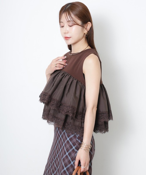 Riberry(リベリー)の「異素材ドッキングティアードレーストップス(シャツ/ブラウス・レディース・ブラウン/オフホワイト/ブラック・FREE)」の3枚目の写真