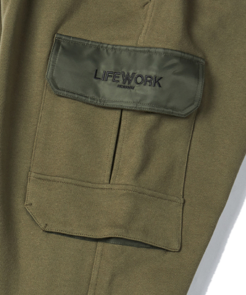 LIFE WORK(ライフワーク)の「共用) ウ woven 配色 ジョガーパンツ(スウェットパンツ・レディース・カーキ・M)」の4枚目の写真