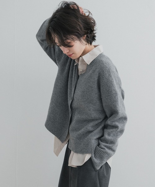 URBAN RESEARCH DOORS(アーバンリサーチドアーズ)の「AQUAウールカシミヤVネックカーディガン(ニット/セーター・レディース・ライトグレー/グレー/ブラウン系その他・FREE)」の2枚目の写真