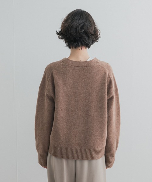 URBAN RESEARCH DOORS(アーバンリサーチドアーズ)の「AQUAウールカシミヤVネックカーディガン(ニット/セーター・レディース・ライトグレー/グレー/ブラウン系その他・FREE)」の5枚目の写真