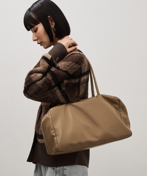 ADAM ET ROPE'(アダムエロペ)の「【WEB限定】ソフトレザーライクボストンバッグ(ボストンバッグ・レディース・ベージュ/ブラック・FREE)」の7枚目の写真