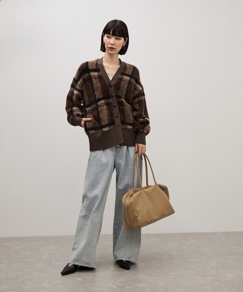 ADAM ET ROPE'(アダムエロペ)の「【WEB限定】ソフトレザーライクボストンバッグ(ボストンバッグ・レディース・ベージュ/ブラック・FREE)」の8枚目の写真