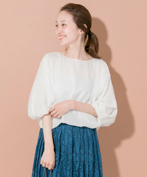 URBAN RESEARCH(アーバンリサーチ)の「UR バルーンブラウス(シャツ/ブラウス・レディース・ピンク系その他/オフホワイト/ライトカーキ・FREE)」の4枚目の写真