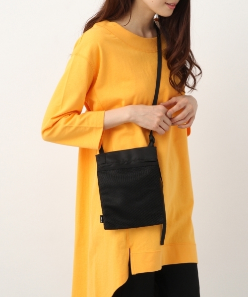 LEPSIM（レプシィム）の「ナイロンミニサコッシュ　784316（ボディバッグ/ウエストポーチ・レディース・ブラック/ベージュ/パープル/グレー/ブルーグリーン・ONE SIZE）」の2枚目の写真