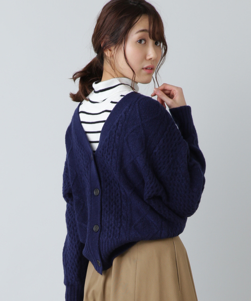 NATURAL BEAUTY BASIC(ナチュラルビューティーベーシック)の「ケーブルニット2WAYカーディガン(カーディガン/ボレロ・レディース・ネイビー/オフホワイト/ピンク・MEDIUM)」の1枚目の写真