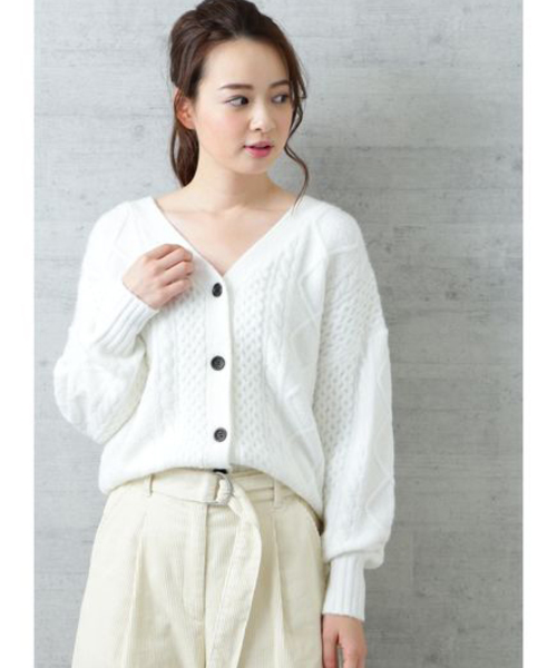 NATURAL BEAUTY BASIC(ナチュラルビューティーベーシック)の「ケーブルニット2WAYカーディガン(カーディガン/ボレロ・レディース・ネイビー/オフホワイト/ピンク・MEDIUM)」の2枚目の写真