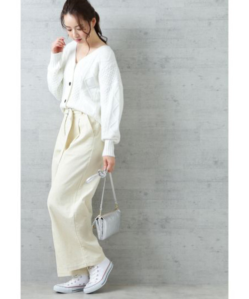 NATURAL BEAUTY BASIC(ナチュラルビューティーベーシック)の「ケーブルニット2WAYカーディガン(カーディガン/ボレロ・レディース・ネイビー/オフホワイト/ピンク・MEDIUM)」の4枚目の写真