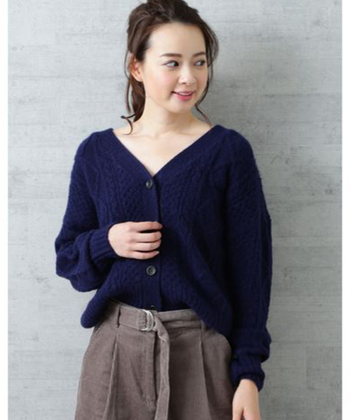 NATURAL BEAUTY BASIC(ナチュラルビューティーベーシック)の「ケーブルニット2WAYカーディガン(カーディガン/ボレロ・レディース・ネイビー/オフホワイト/ピンク・MEDIUM)」の20枚目の写真
