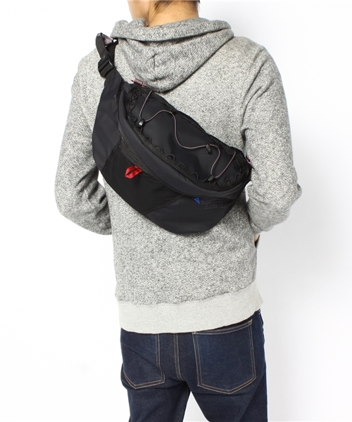 JOURNAL STANDARD(ジャーナルスタンダード)の「KLATTERMUSEN / クレッタルムーセン: FIMMAFANG 2.0 / ウエストバッグ(ボディバッグ/ウエストポーチ・メンズ・ブラック/カーキ/レッド・FREE)」の4枚目の写真