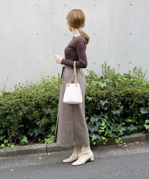 flower(フラワー)の「ベーシックスクエアニットトップ(ニット/セーター・レディース・アイボリー/ブラウン/ベージュ・FREE)」の11枚目の写真