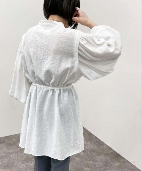 apres jour mignon（アプレジュールミニョン）の「バンドカラーチュニックブラウス【ZOZOTOWN限定アイテム】（シャツ/ブラウス・レディース・オフホワイト/ブラック/グレイッシュベージュ・X-LARGE/フリー）」の4枚目の写真