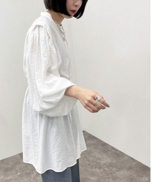 apres jour mignon（アプレジュールミニョン）の「バンドカラーチュニックブラウス【ZOZOTOWN限定アイテム】（シャツ/ブラウス・レディース・オフホワイト/ブラック/グレイッシュベージュ・X-LARGE/フリー）」の5枚目の写真