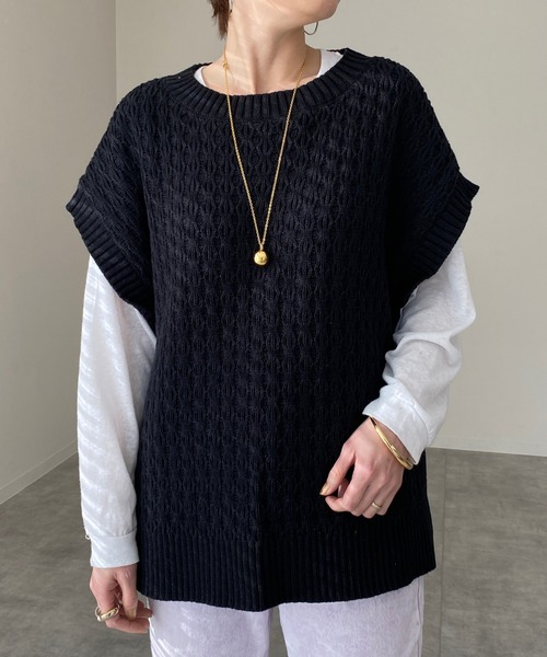She's Closet(シーズクローゼット)の「サイドスリットフレンチスリーブニットベスト(ベスト・レディース・ブラック/ベージュ/パープル/グリーン/アイボリー・FREE)」の3枚目の写真