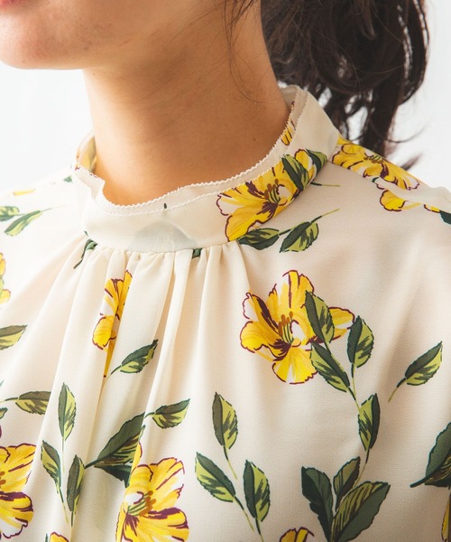 NARACAMICIE(ナラカミーチェ)の「グラデーションフラワー半袖プルオーバー(シャツ/ブラウス・レディース・ブルー/イエロー・MEDIUM/SMALL/LARGE/XX-LARGE/X-LARGE)」の9枚目の写真