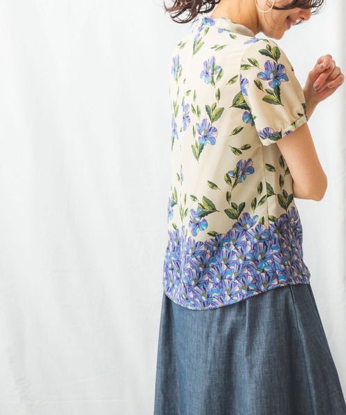 NARACAMICIE(ナラカミーチェ)の「グラデーションフラワー半袖プルオーバー(シャツ/ブラウス・レディース・ブルー/イエロー・MEDIUM/SMALL/LARGE/XX-LARGE/X-LARGE)」の5枚目の写真