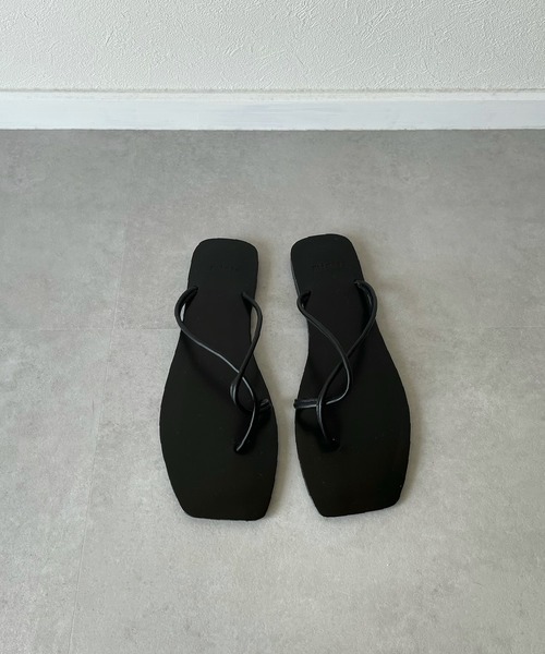 y/m by misato（イムバイミサト）の「フラットトングサンダル（サンダル・レディース・ブラック/ベージュ・SMALL/MEDIUM/LARGE）」の2枚目の写真