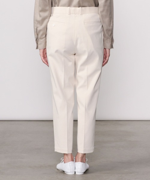 SCYE BASICS（サイベーシックス）の「【SCYE BASICS】ルーズフィット テーパードチノパンツ WOMEN（チノパンツ・レディース・アイボリー・36/38）」の8枚目の写真