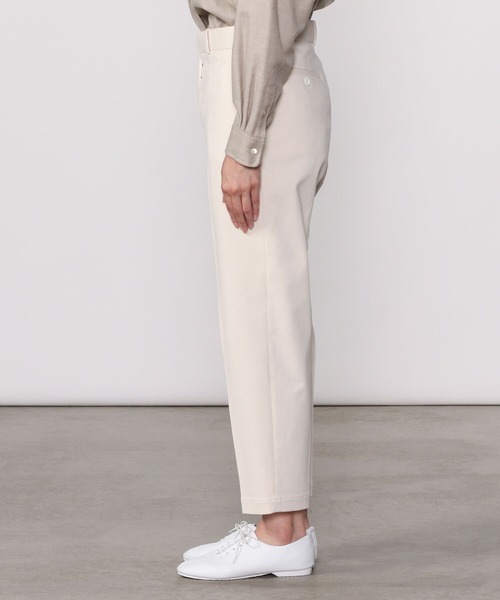 SCYE BASICS（サイベーシックス）の「【SCYE BASICS】ルーズフィット テーパードチノパンツ WOMEN（チノパンツ・レディース・アイボリー・36/38）」の7枚目の写真