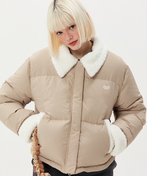 KIRSH（キルシー）の「A'GEM/9 × .kom『KIRSH/キルシー』CHERRY FUR DOWN SHORT JACKET/チェリーデザイン ダックダウンジャケット（ダウンジャケット/コート・レディース・ブラック/ベージュ・FREE）」の8枚目の写真