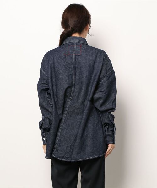 Levi's（リーバイス）の「【Levi's】ＲＥＤデニムシャツ（シャツ/ブラウス・レディース・ダークインディゴブルー・M/S）」の2枚目の写真