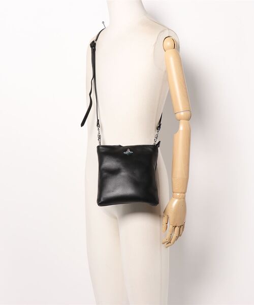 Vivienne Westwood(ヴィヴィアンウエストウッド)の「51160005/40564EMMA NEW SQUARE CROSSBODY(ボディバッグ/ウエストポーチ・レディース・ブラック/オレンジ/グリーン・FREE)」の5枚目の写真