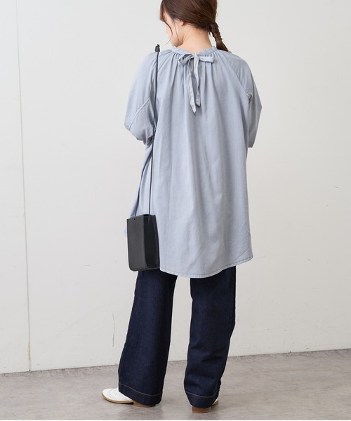 PUAL CE CIN（ピュアルセシン）の「製品染め後ろリボンプルオーバーブラウス（シャツ/ブラウス・レディース・ベージュ/スミクロ/ブルー/アイボリー/モカ・FREE）」の5枚目の写真