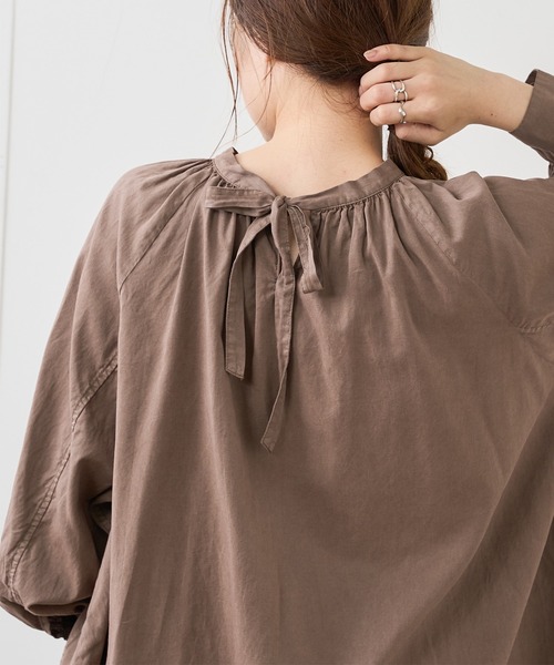 PUAL CE CIN（ピュアルセシン）の「製品染め後ろリボンプルオーバーブラウス（シャツ/ブラウス・レディース・ベージュ/スミクロ/ブルー/アイボリー/モカ・FREE）」の4枚目の写真