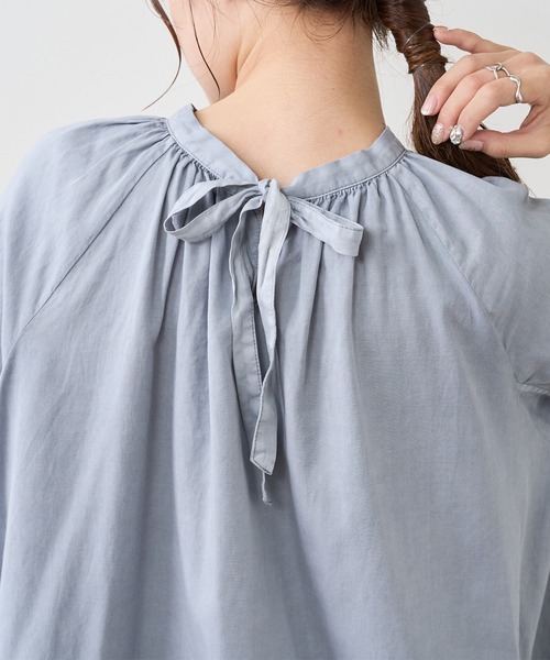 PUAL CE CIN（ピュアルセシン）の「製品染め後ろリボンプルオーバーブラウス（シャツ/ブラウス・レディース・ベージュ/スミクロ/ブルー/アイボリー/モカ・FREE）」の7枚目の写真