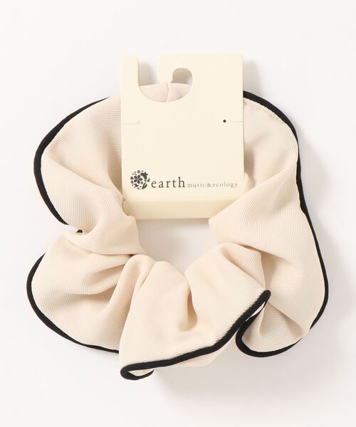 earth music&ecology(アースミュージックアンドエコロジー)の「パイピングシュシュ *(シュシュ・レディース・ブラック/ブラウン/アイボリー・FREE)」の2枚目の写真