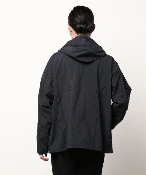 Gramicci(グラミチ)の「GRAMICCI/グラミチ LIGHT NYLON EDRIZZLER JACKET(ブルゾン・メンズ・ブラック/オリーブ・MEDIUM/LARGE/X-LARGE)」の13枚目の写真