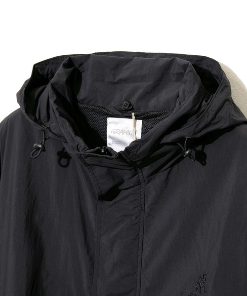 Gramicci(グラミチ)の「GRAMICCI/グラミチ LIGHT NYLON EDRIZZLER JACKET(ブルゾン・メンズ・ブラック/オリーブ・MEDIUM/LARGE/X-LARGE)」の3枚目の写真