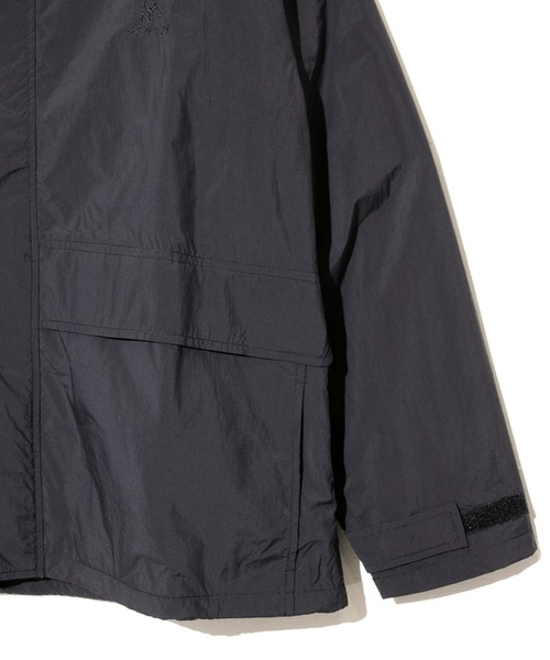 Gramicci(グラミチ)の「GRAMICCI/グラミチ LIGHT NYLON EDRIZZLER JACKET(ブルゾン・メンズ・ブラック/オリーブ・MEDIUM/LARGE/X-LARGE)」の4枚目の写真