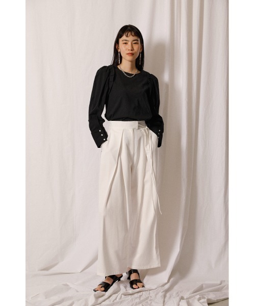 crie conforto（クリーコンフォルト）の「ショルダーフリルブラウス（シャツ/ブラウス・レディース・ブラック/オフホワイト/オレンジ・SMALL/MEDIUM）」の4枚目の写真