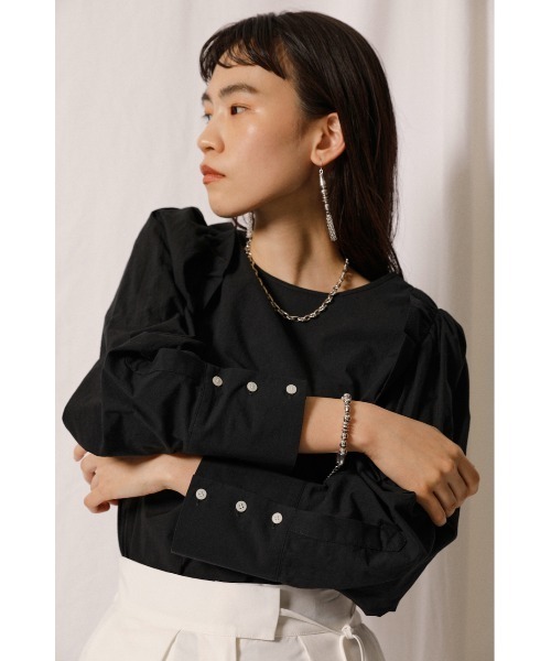 crie conforto（クリーコンフォルト）の「ショルダーフリルブラウス（シャツ/ブラウス・レディース・ブラック/オフホワイト/オレンジ・SMALL/MEDIUM）」の5枚目の写真