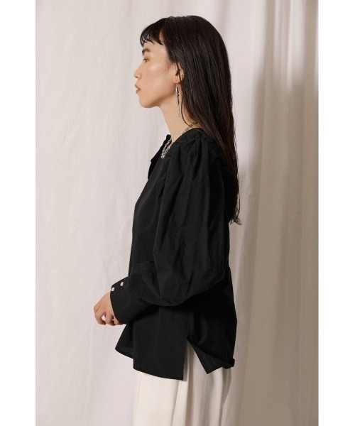 crie conforto（クリーコンフォルト）の「ショルダーフリルブラウス（シャツ/ブラウス・レディース・ブラック/オフホワイト/オレンジ・SMALL/MEDIUM）」の7枚目の写真