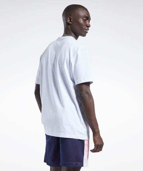 Reebok（リーボック）の「アイバーソン バスケットボール I3 ロゴ ショート スリーブ Tシャツ / Iverson Basketball I3 Logo Short Sleeve T-Shirt /（Tシャツ/カットソー・メンズ・ホワイト/ブラック・LARGE/X-LARGE/X-SMALL/SMALL/MEDIUM/XX-LARGE/XXX-LARGE）」の3枚目の写真