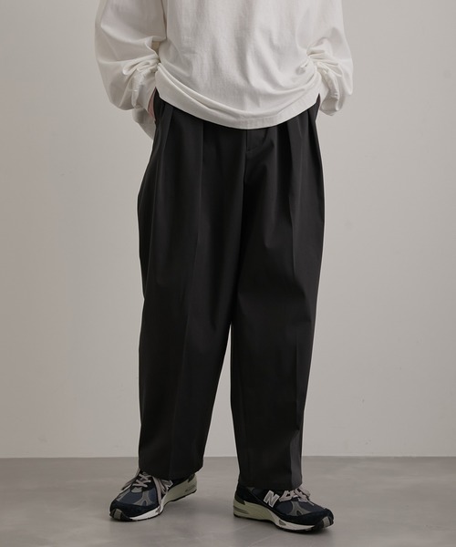 JUNRED（ジュンレッド）の「インタックアーチワイドパンツ（その他パンツ・メンズ・チャコールグレー/ホワイト系その他・S/M/L）」の2枚目の写真