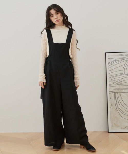 Libra Cue(リブラ キュー)の「“ドライタッチサロペット” ウエスト位置を高く見せてくれるデザインと、サラリとしたコットン素材が大人カジュアルを叶えるサロペット(サロペット/オーバーオール・レディース・ブラック/アイボリー・FREE)」の1枚目の写真
